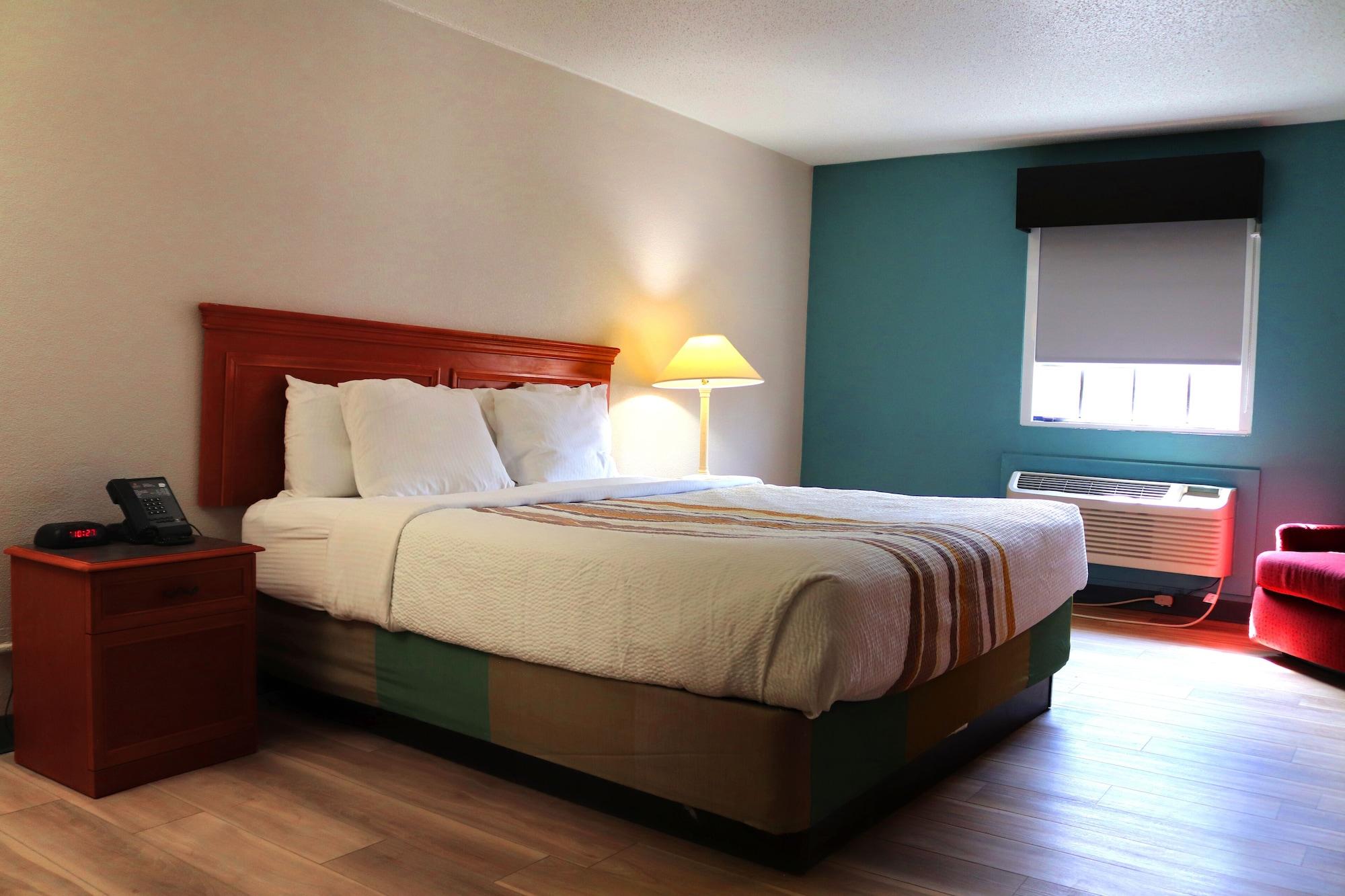 La Quinta Inn By Wyndham Columbus Airport Area Exterior photo
