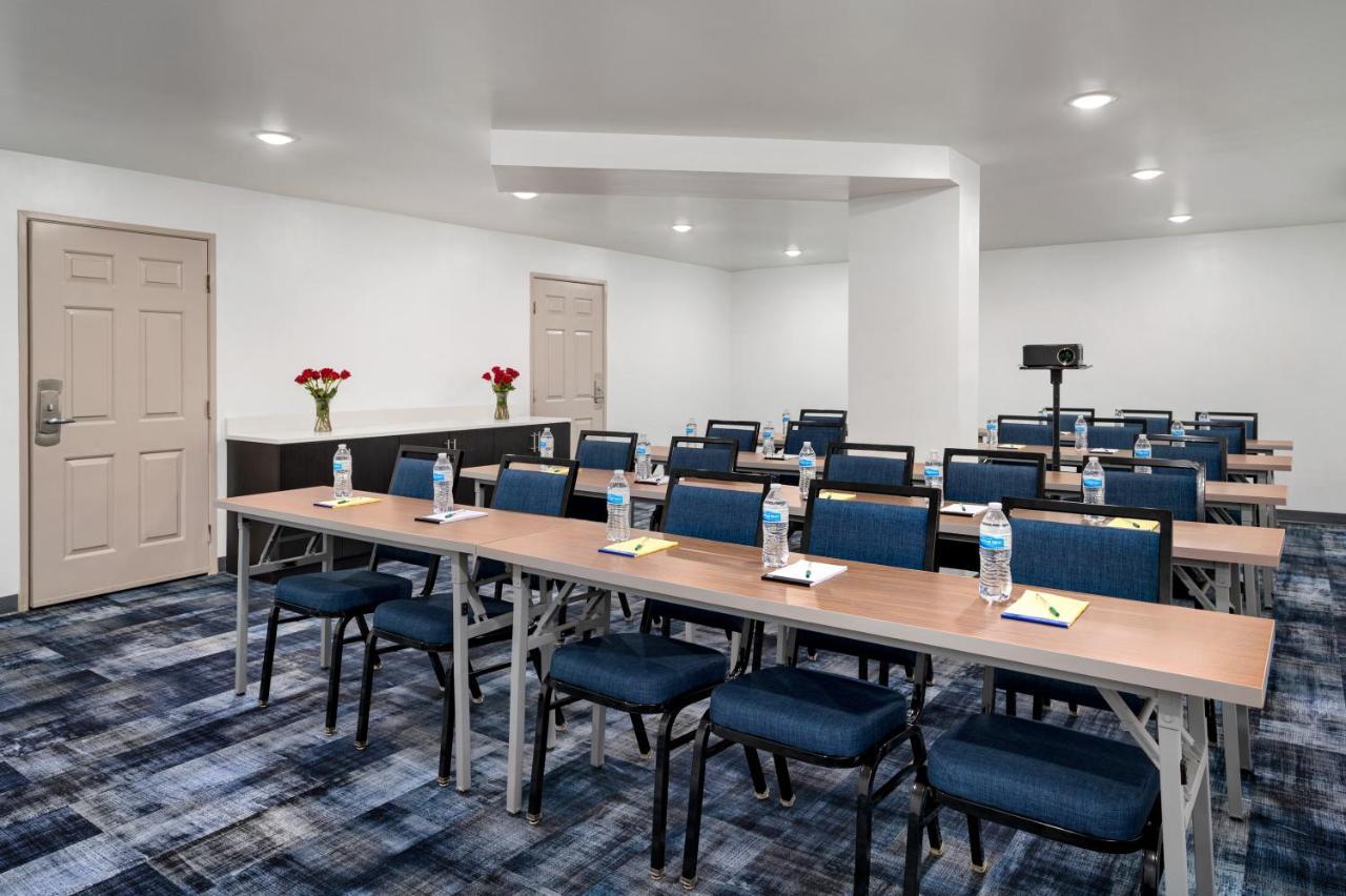 La Quinta Inn By Wyndham Columbus Airport Area Exterior photo