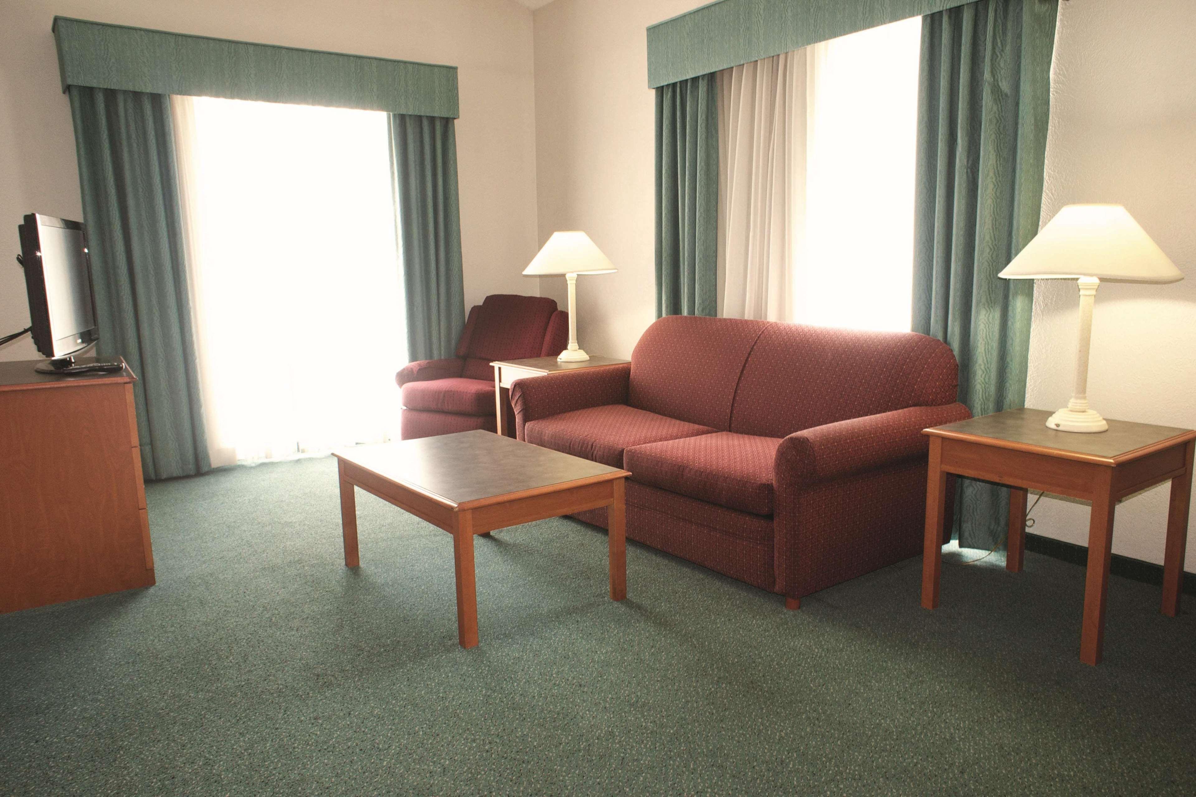 La Quinta Inn By Wyndham Columbus Airport Area Exterior photo