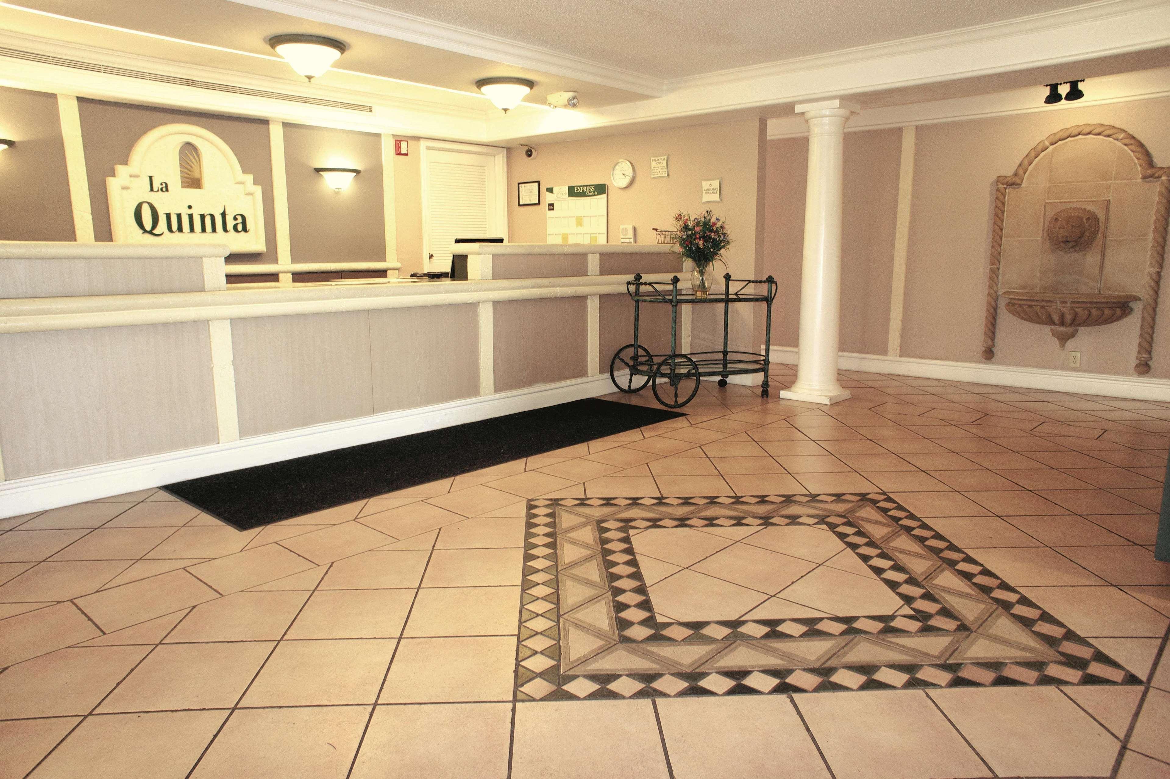 La Quinta Inn By Wyndham Columbus Airport Area Exterior photo
